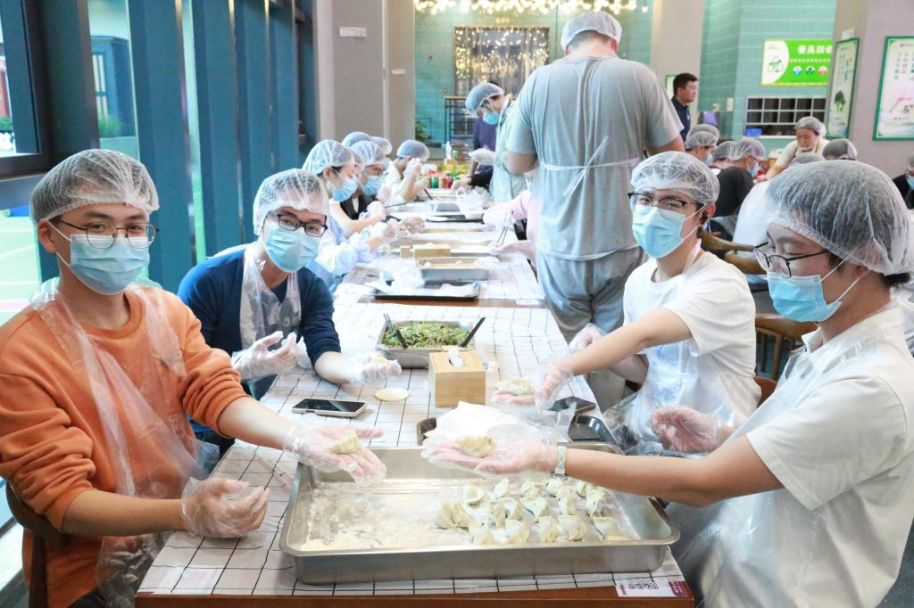 beat365学子欢聚包饺子,共庆冬至传统佳节