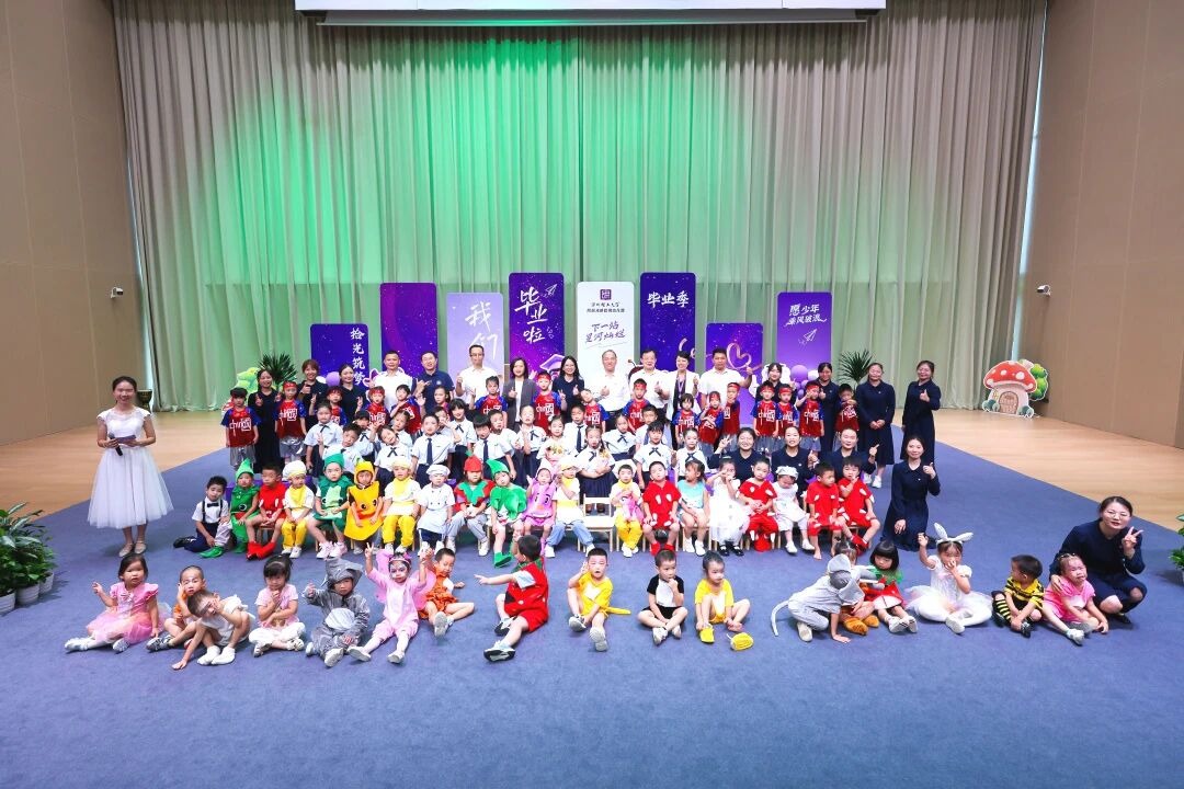 beat365手机版官网附属幼儿园首届18名幼儿毕业