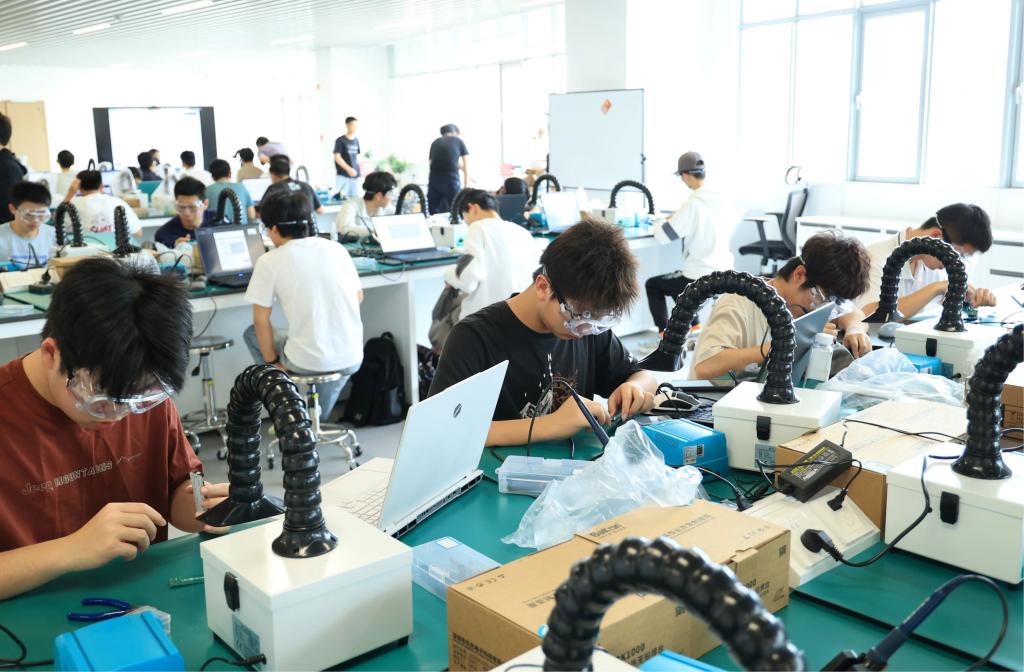 周五不上课|从设计到焊接,看大一学生如何解锁芯片“密码”