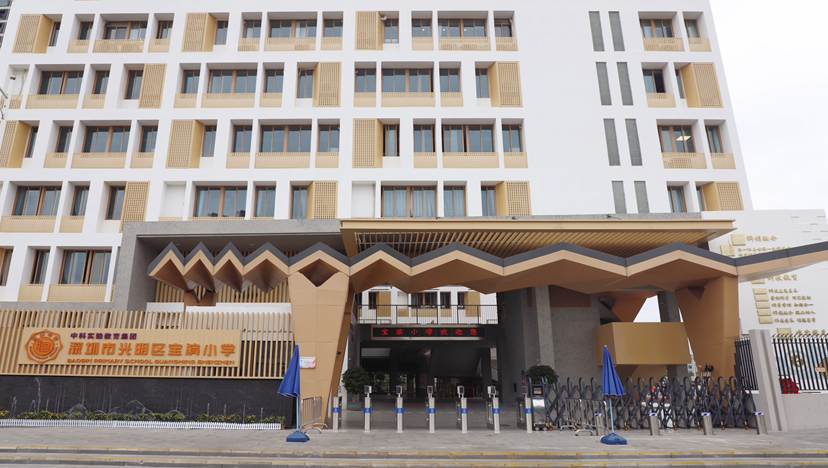 学校正门口