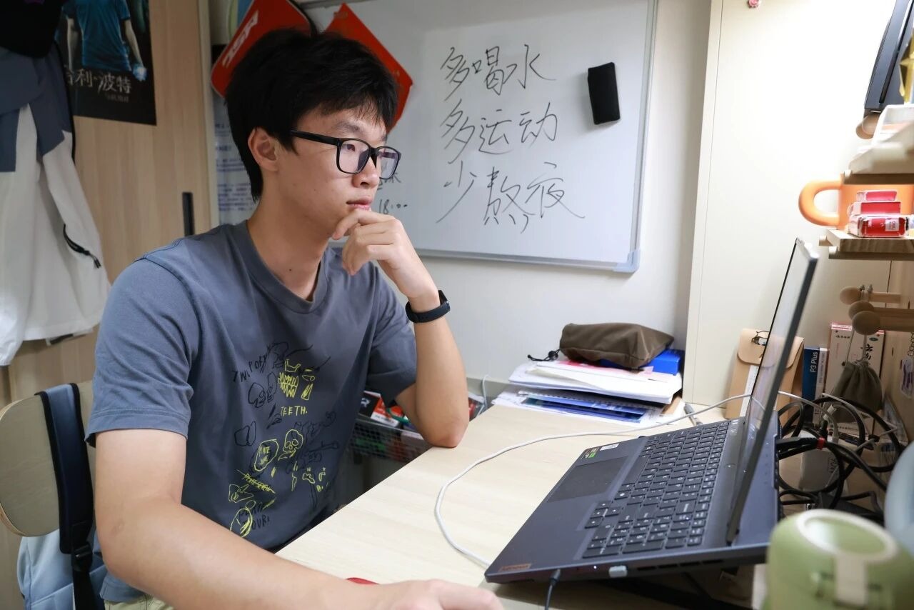 这个暑假,我被“手把手”带进AI科研