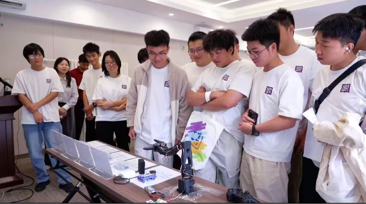追光前行！beat365学子赴京感悟科学家精神