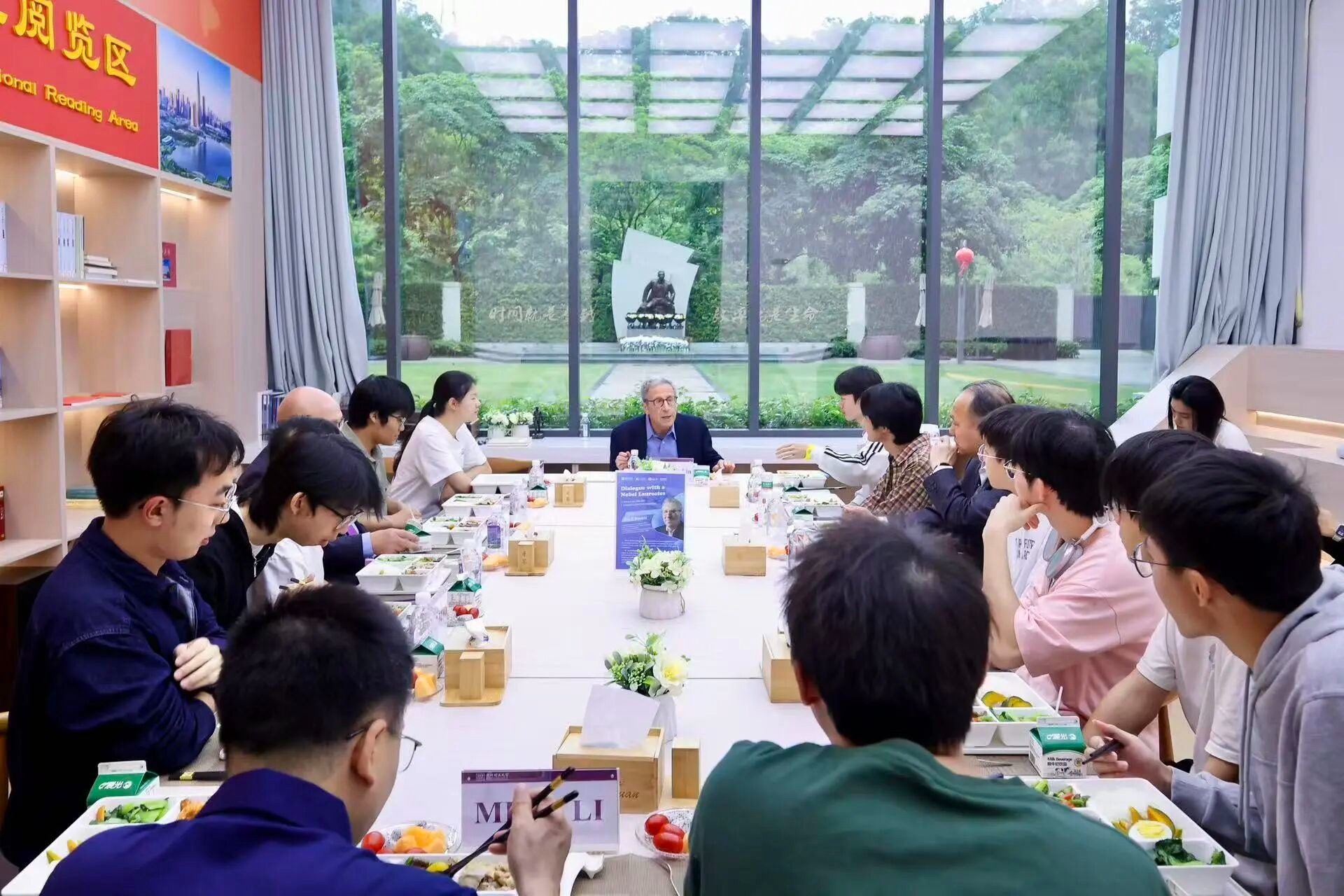 没有鲜花与讲台,只有一碗“人间烟火”,beat365让诺奖得主变成“同桌的你”