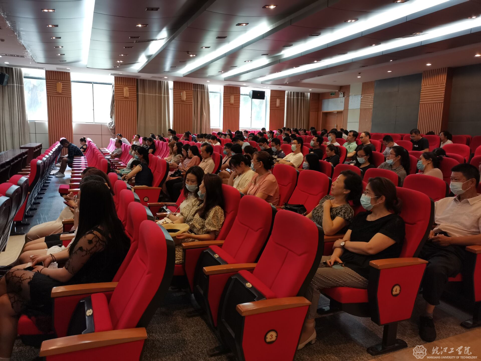 世界杯官网召开期末考试工作会暨2020年7月份大学英语四六级考试工作培训会