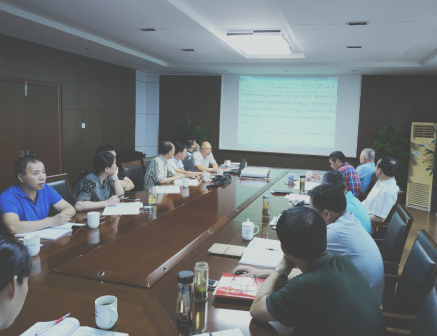 世界杯官网举行中心组学习会