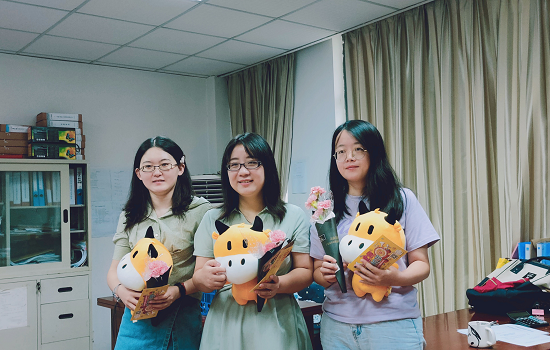 世界杯官网学子教师节献花诉真情