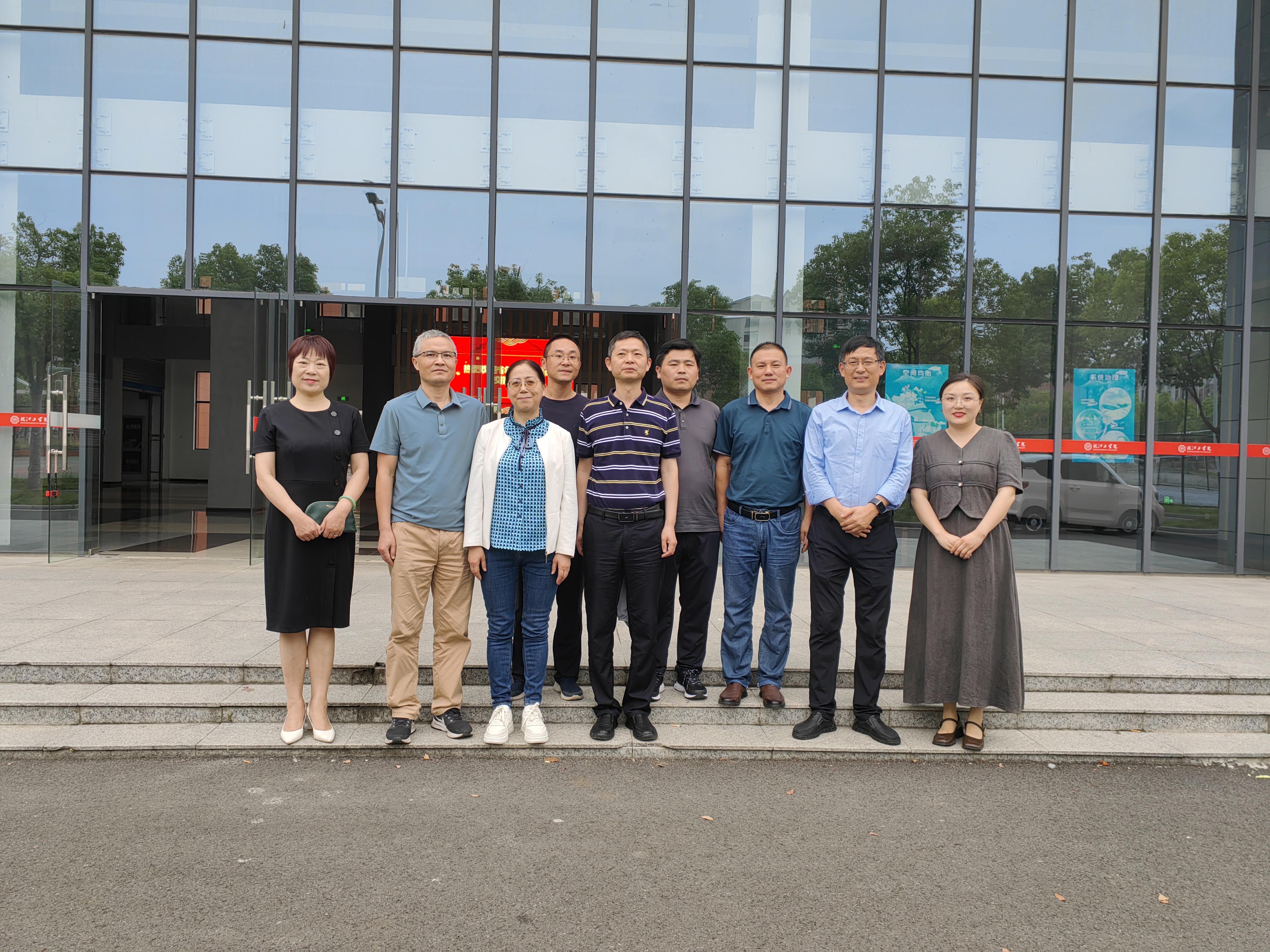 <strong>铜陵中学一行来访世界杯官网艺术设计学院</strong>