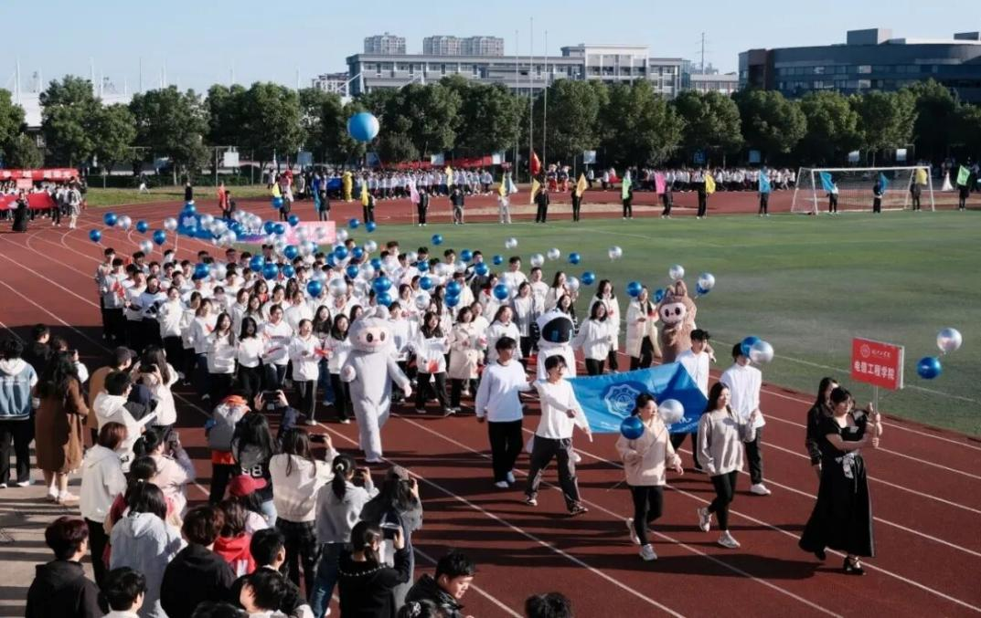 青春燃赛场，团结筑华章 ——2026年国际足联世界杯电信工程学院在第十八届田径运动会上捷报频传